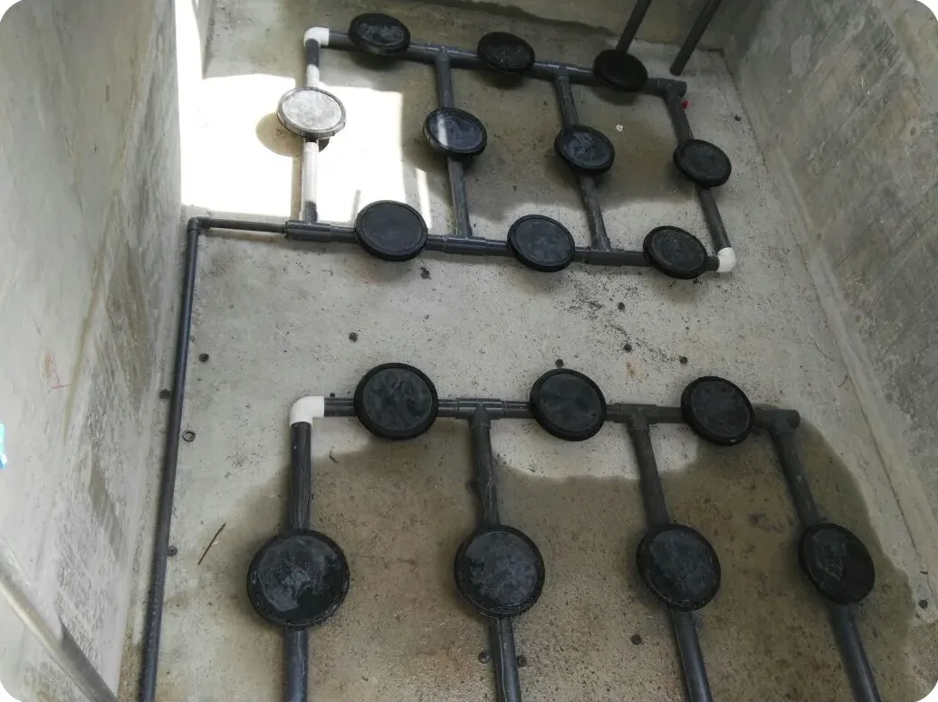 Difusores de burbuja fina instalados en el fondo de un tanque