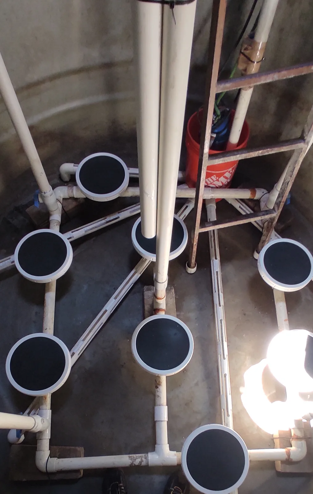 Difusores de burbuja fina dentro del tanque