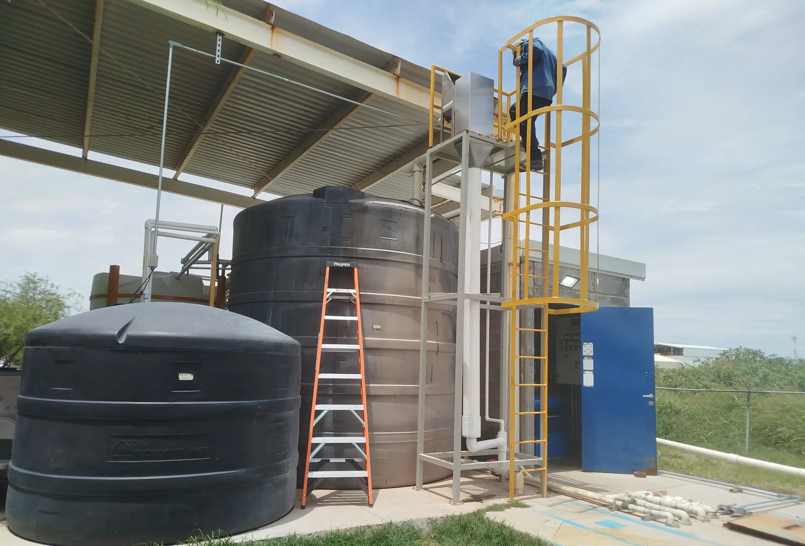 Tanques de reactor y caseta de control